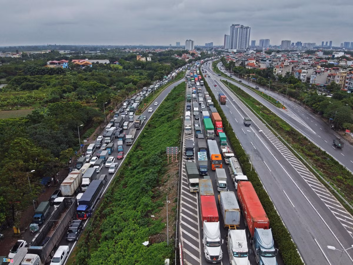 Vụ tai nạn khiến tuyến đường từ cầu Thanh Trì - Vành đai 3. Ảnh: Zing.