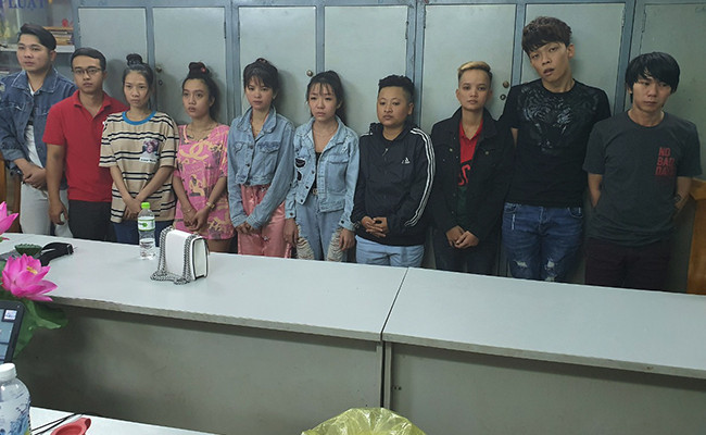  Nhóm "công an" xuyên quốc gia: Năm 2020, nhóm người quốc tịch Malaysia được một số người ở Đài Loan chỉ đạo nhập cảnh vào Việt Nam mua thông tin cá nhân. Sau đó giả danh số điện thoại của công an, Viện kiểm sát thông báo nợ tiền thanh toán qua thẻ ngân hàng, liên quan đến vụ án rửa tiền, ma túy... hòng đe dọa chiếm đoạt thông tin ngân hàng. Ước tính số tiền nhóm này đã chiếm đoạt hơn 500 tỷ đồng. 