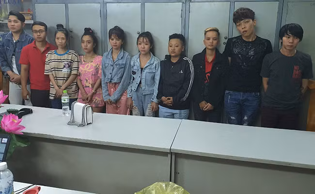  Nhóm "công an" xuyên quốc gia: Năm 2020, nhóm người quốc tịch Malaysia được một số người ở Đài Loan chỉ đạo nhập cảnh vào Việt Nam mua thông tin cá nhân. Sau đó giả danh số điện thoại của công an, Viện kiểm sát thông báo nợ tiền thanh toán qua thẻ ngân hàng, liên quan đến vụ án rửa tiền, ma túy... hòng đe dọa chiếm đoạt thông tin ngân hàng. Ước tính số tiền nhóm này đã chiếm đoạt hơn 500 tỷ đồng. 