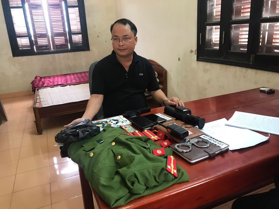  Giả danh để tạo lòng tin với phụ nữ: Năm 2019, Lê Văn Đỉnh giả danh cán bộ công an, công tác tại Tiểu đoàn Cảnh sát cơ động Đông Bắc II, khu Nà Tâm, TP Lạng Sơn, tỉnh Lạng Sơn. Đối tượng tự trang bị cảnh phục, súng kim loại, còng số tám... để tạo lòng tin với một người phụ nữ để vay mượn tiền ước tính trên 4 tỷ đồng và 1 chiếc xe ô tô hiệu Mazda BKS 12C - 057.13.