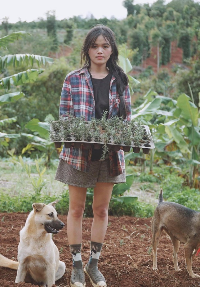 Co nhan vien van phong roi pho ve que de “trong rau, nuoi ca”-Hinh-7