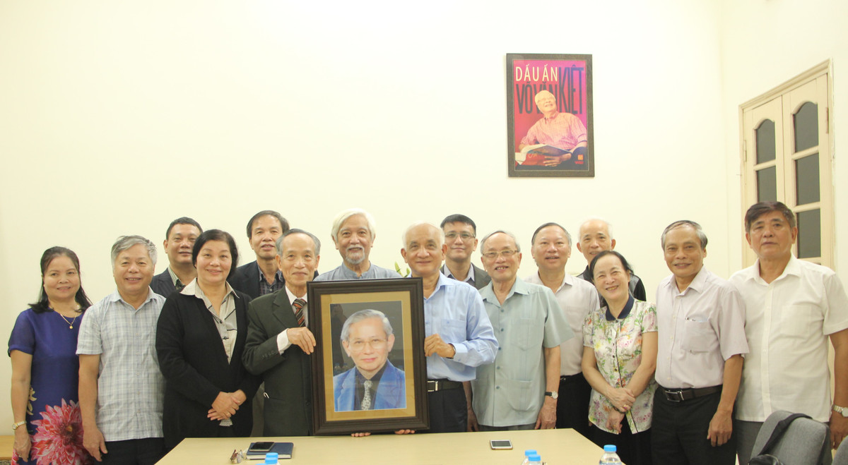 Hoi Khoa hoc Lich su Viet Nam tiep nhan anh chan dung GS, NGND Phan Huy Le