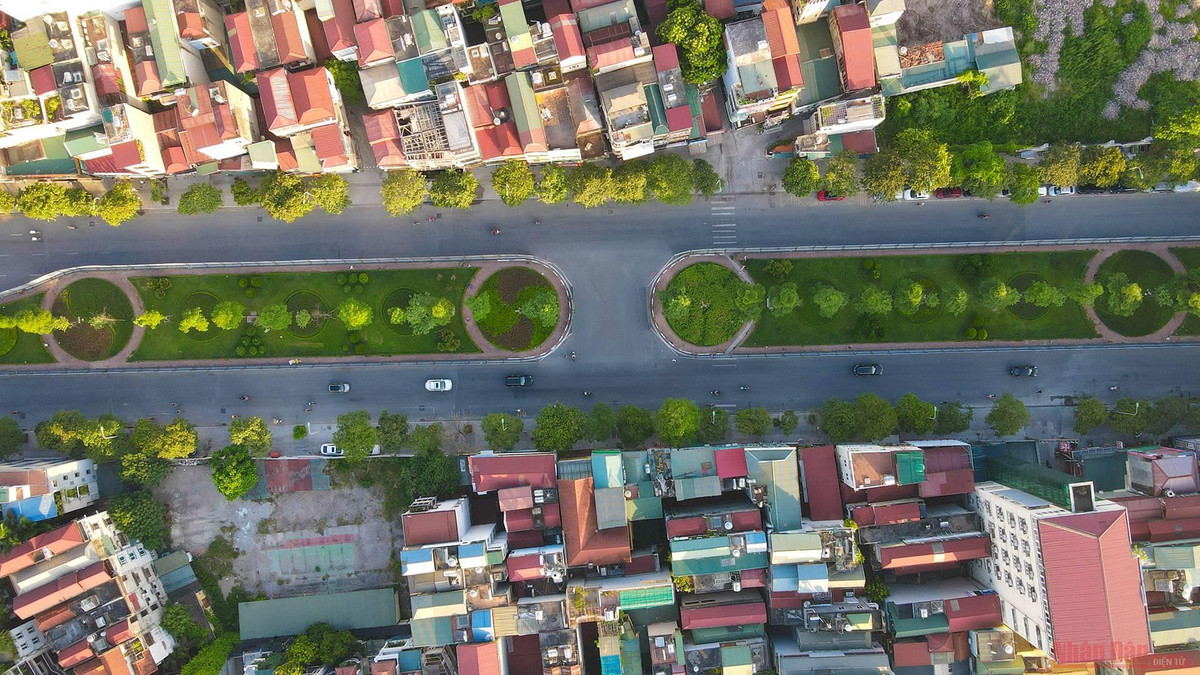 Để kéo giảm ùn tắc, Sở GTVT cũng vừa đề xuất UBND TP Hà Nội 9 nhóm giải pháp gồm xén mở rộng tối đa mặt đường tăng khả năng thông hành, tăng diện tích đất dành cho giao thông; xây dựng cầu vượt tại một số nút giao thông quan trọng, thường xuyên; xén vỉa hè mở rộng các nút giao để tăng lưu lượng giao thông qua nút...