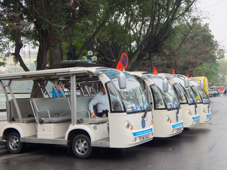 Trong nội dung lập quy hoạch vận tải hành khách bằng taxi đến năm 2030, lộ trình thực hiện 2017-2020. Hà Nội cho biết sẽ rà soát, nghiên cứu đưa ra số lượng ôtô điện hoạt động theo khu vực trên địa bàn toàn thành phố, phù hợp với kết cấu hạ tầng và an toàn giao thông nhưng đến nay nội dung này cũng đang “chưa đâu vào đâu”. 