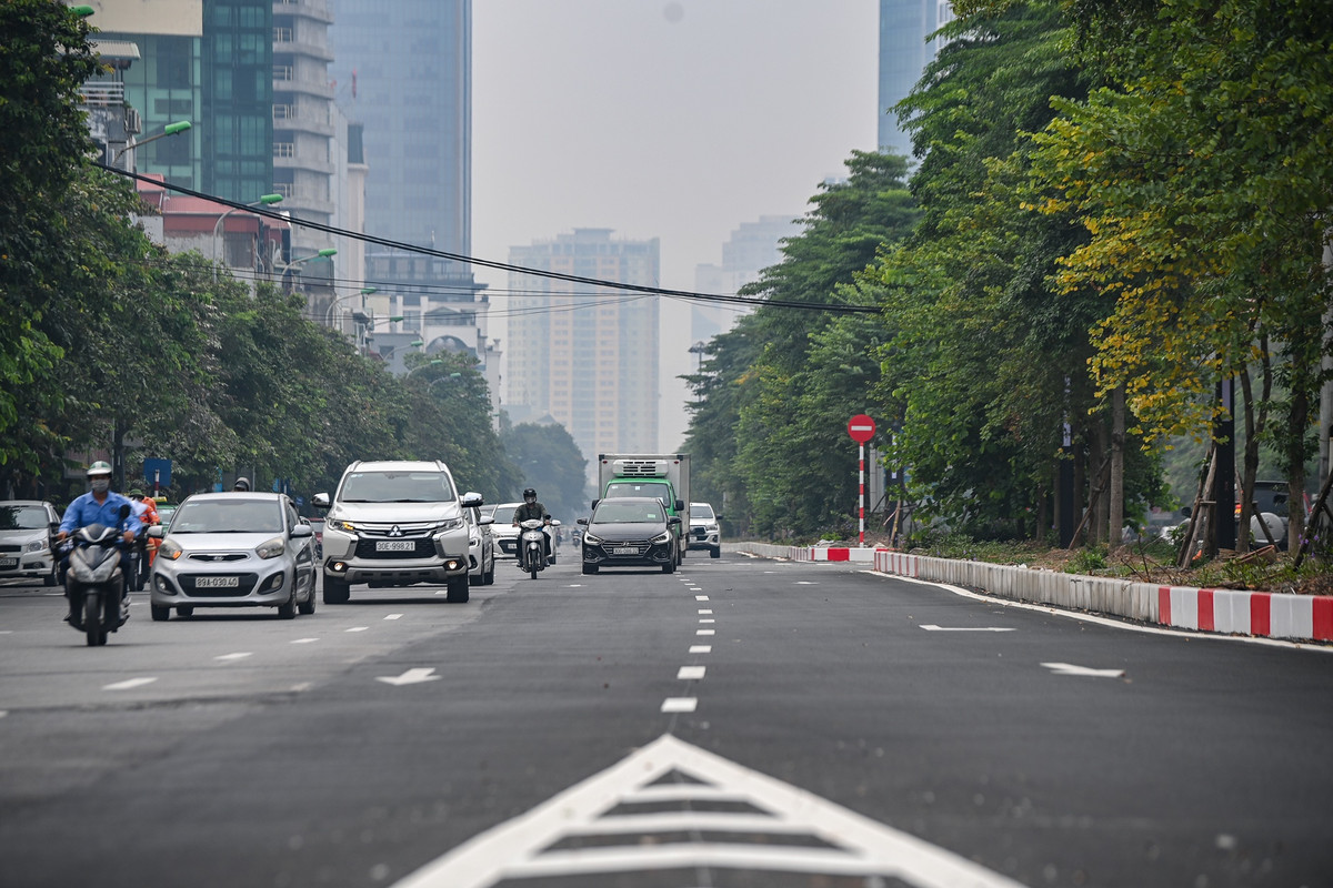 Mặc dù thời gian qua, nhiều tuyến đường đã được xén mở rộng như: Trần Đăng Ninh, Văn Cao – Liễu Giai, Tôn Thất Thuyết...nhưng tình trạng ùn tắc giao thông vẫn thường xuyên diễn ra do lưu lượng phương tiện đông và hạ tầng giao thông chưa đồng bộ.
