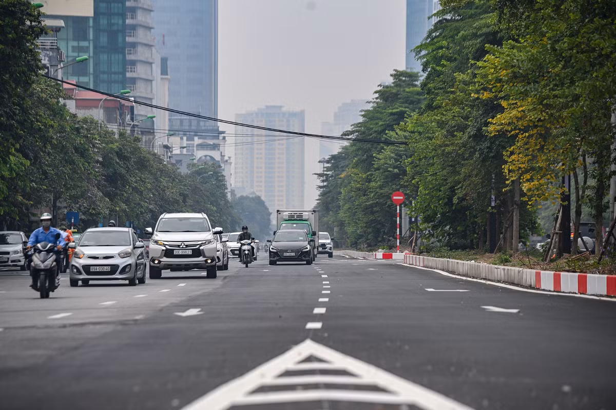 Mặc dù thời gian qua, nhiều tuyến đường đã được xén mở rộng như: Trần Đăng Ninh, Văn Cao – Liễu Giai, Tôn Thất Thuyết...nhưng tình trạng ùn tắc giao thông vẫn thường xuyên diễn ra do lưu lượng phương tiện đông và hạ tầng giao thông chưa đồng bộ.