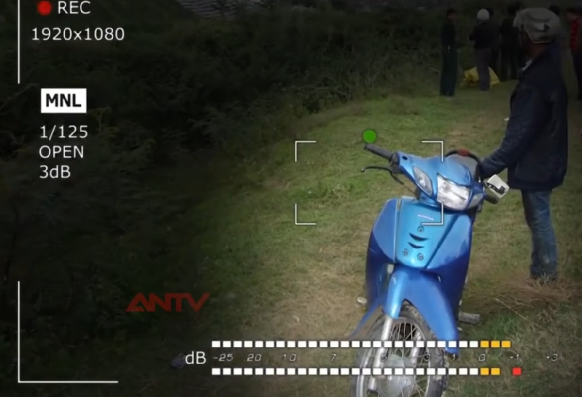 Cách hiện trường không xa, phát hiện thấy 1 xe máy nhãn hiệu Wave màu xanh của nạn nhân, cách bờ suối khoảng 2 mét là đôi ủng.