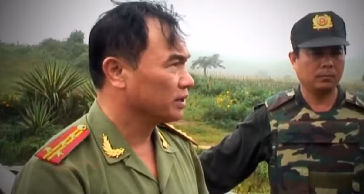 Trong sáng 30/11, Đại tá Trần Đình Thư và Đại tá Lê Hồng Phong - Phó Giám đốc CA tỉnh đã đến hiện trường để chỉ đạo công tác điều tra. 16 chiến sĩ CSCĐ của CA tỉnh cũng được huy động đến hiện trường tiến hành bao vây, truy tìm hung thủ.