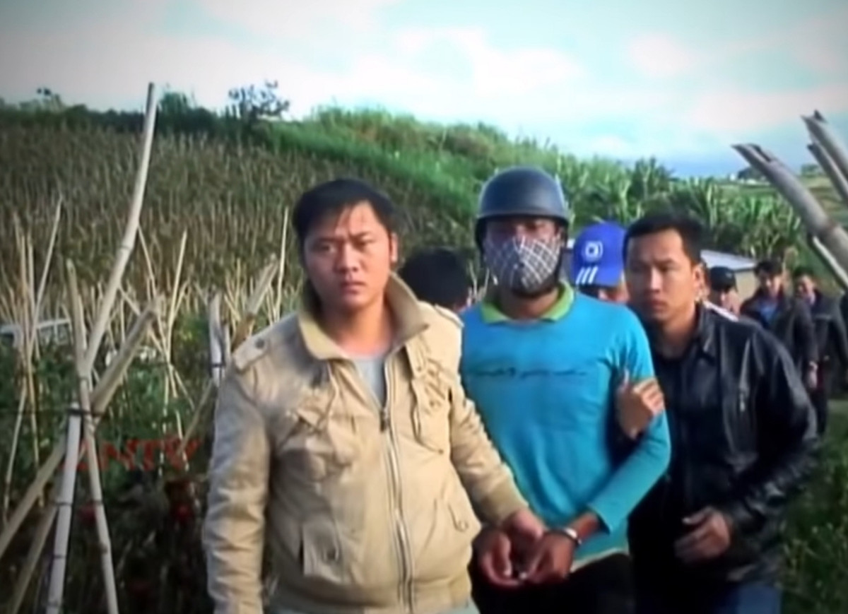 Xác định được nghi phạm, công an đã triển khai lực lượng đón lõng và mai phục. Đến 15h chiều cùng ngày, khi Ya Tăm xuất đầu lộ diện, công an nhanh chóng áp sát và đưa về trụ sở làm việc.