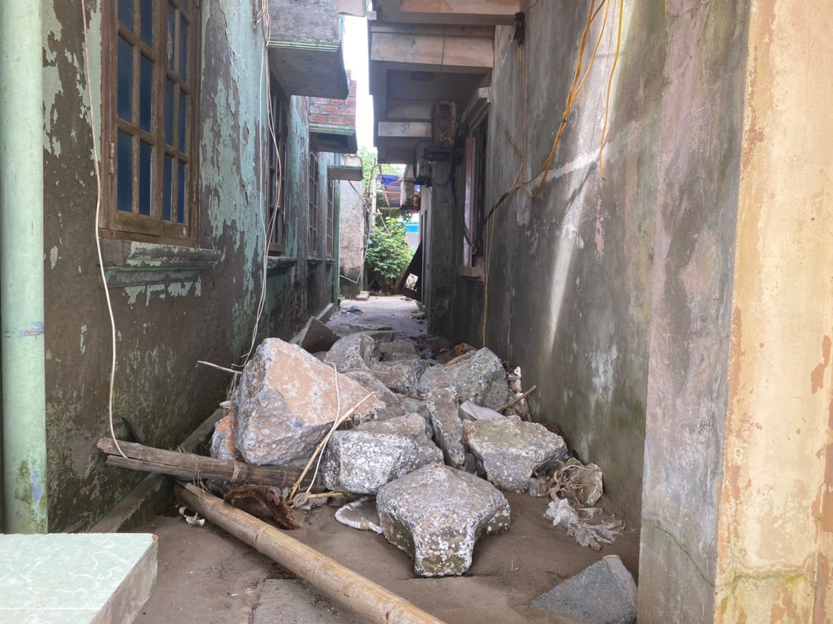 Những tảng đá lớn bị sóng đánh thẳng vào trong các ngõ ngách của ki ốt. Nếu không cảnh giác, người dân có thể gặp nạn bất cứ lúc nào.