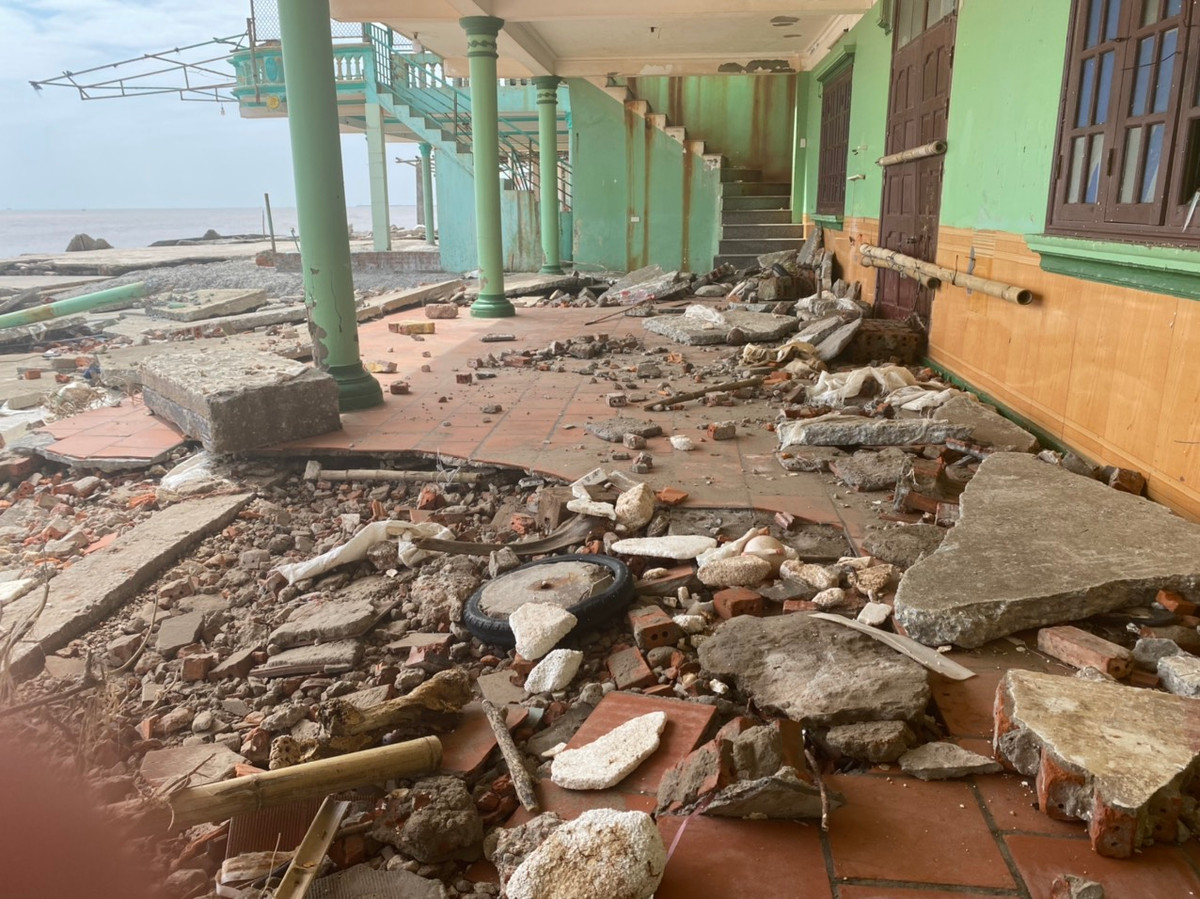 Tháng 10/2021, tiếp tục cơn bão số 8 đổ bộ càng khiến hệ thống kè và mặt đường sạt lở, các ki ốt thêm nguy cơ sập đổ, nguy hiểm chết người.