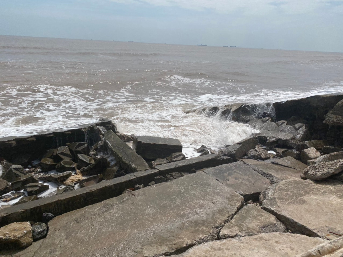 Theo những người dân "bám trụ" ở các ki ốt, cơn bão tháng 10/2020 đã phá hủy toàn bộ hệ thống kè chắn sóng, nước dâng cao 3 mét và đổ bộ thẳng vào trung tâm thị trấn. Do đó, các ki ốt đều bị hư hỏng nặng, không thể hoạt động lại.