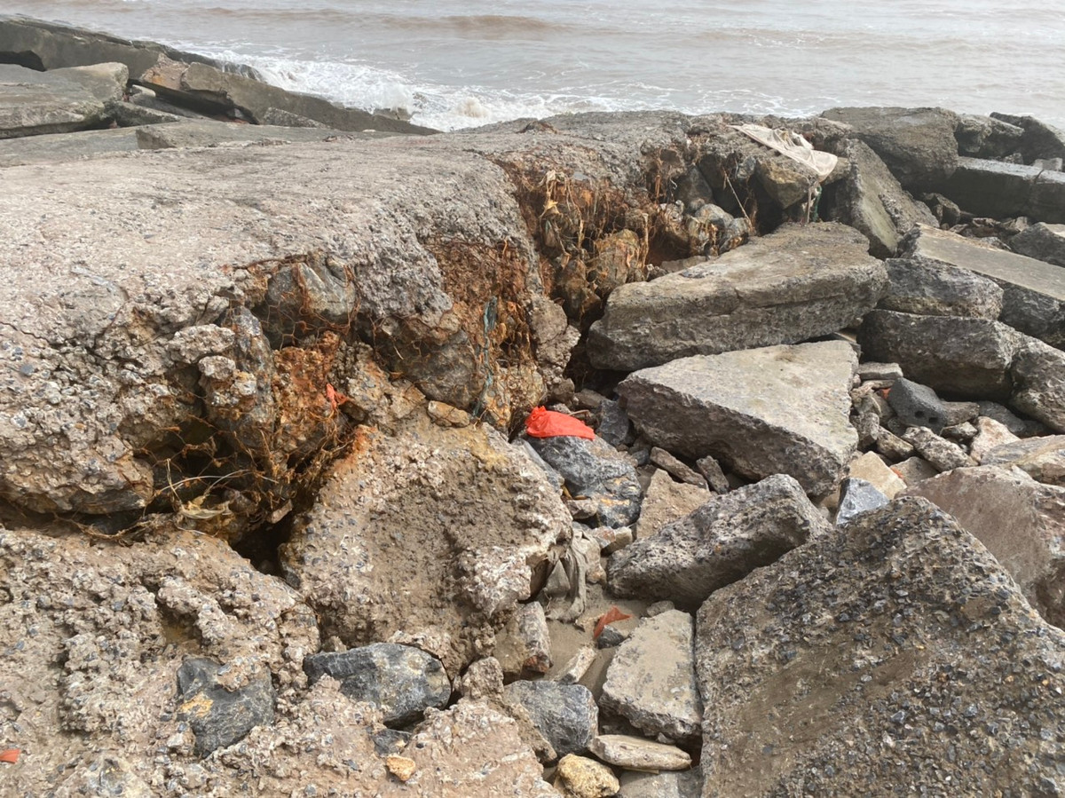 Tại Khu Du lịch biển thị trấn Thịnh Long có 136 cơ sở kinh doanh dịch vụ du lịch (gồm 18 khách sạn, còn lại là các nhà hàng ăn, nghỉ) và trụ sở các cơ quan, như chi nhánh ngân hàng nông nghiệp, bưu điện, công an, bến xe… nhưng hiện đã "tê liệt" vì hạ tầng xuống cấp.