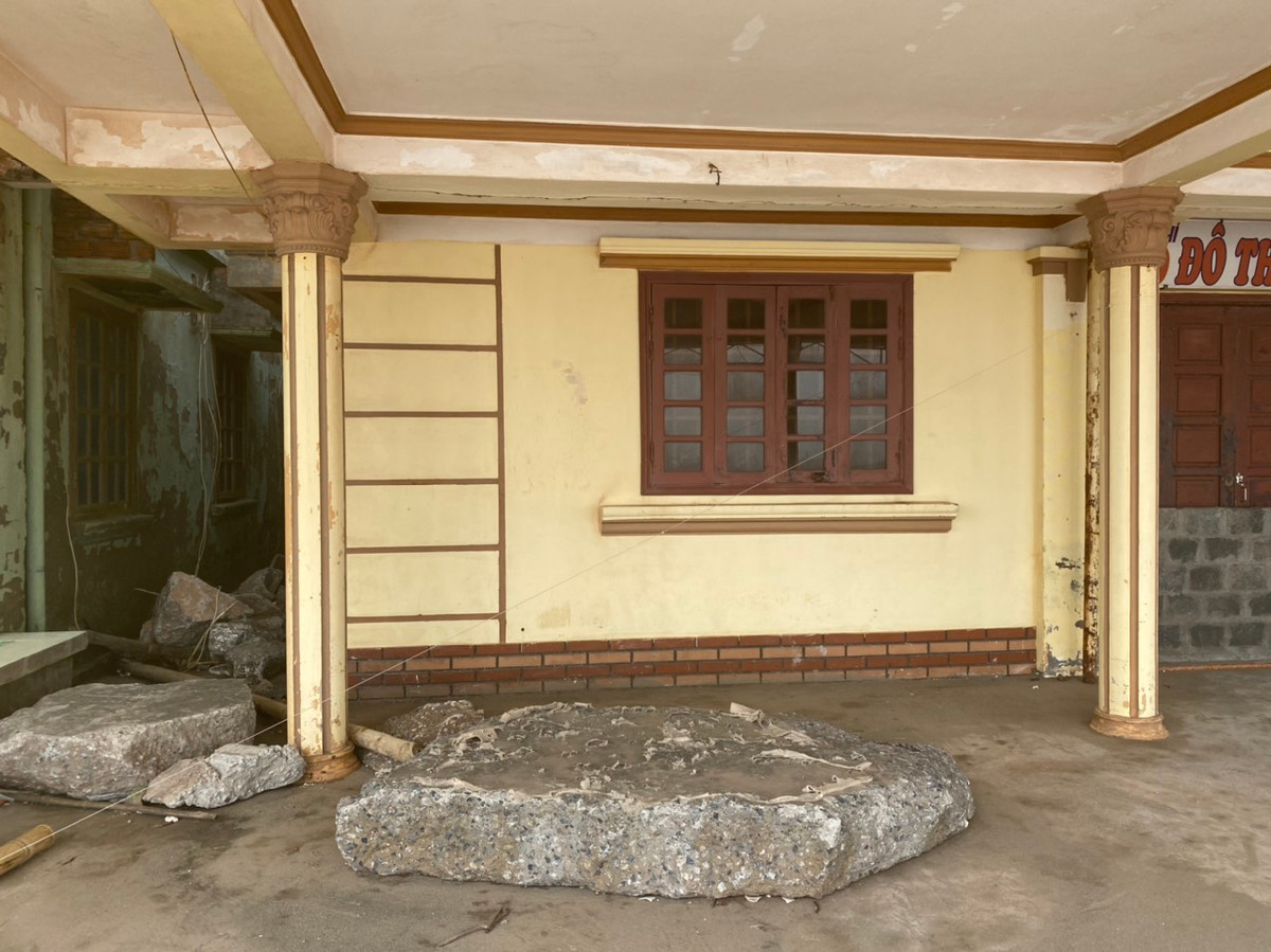 Hiện chỉ còn ít hộ dân "nán lại" trước mũi sóng để chăm coi tài sản.