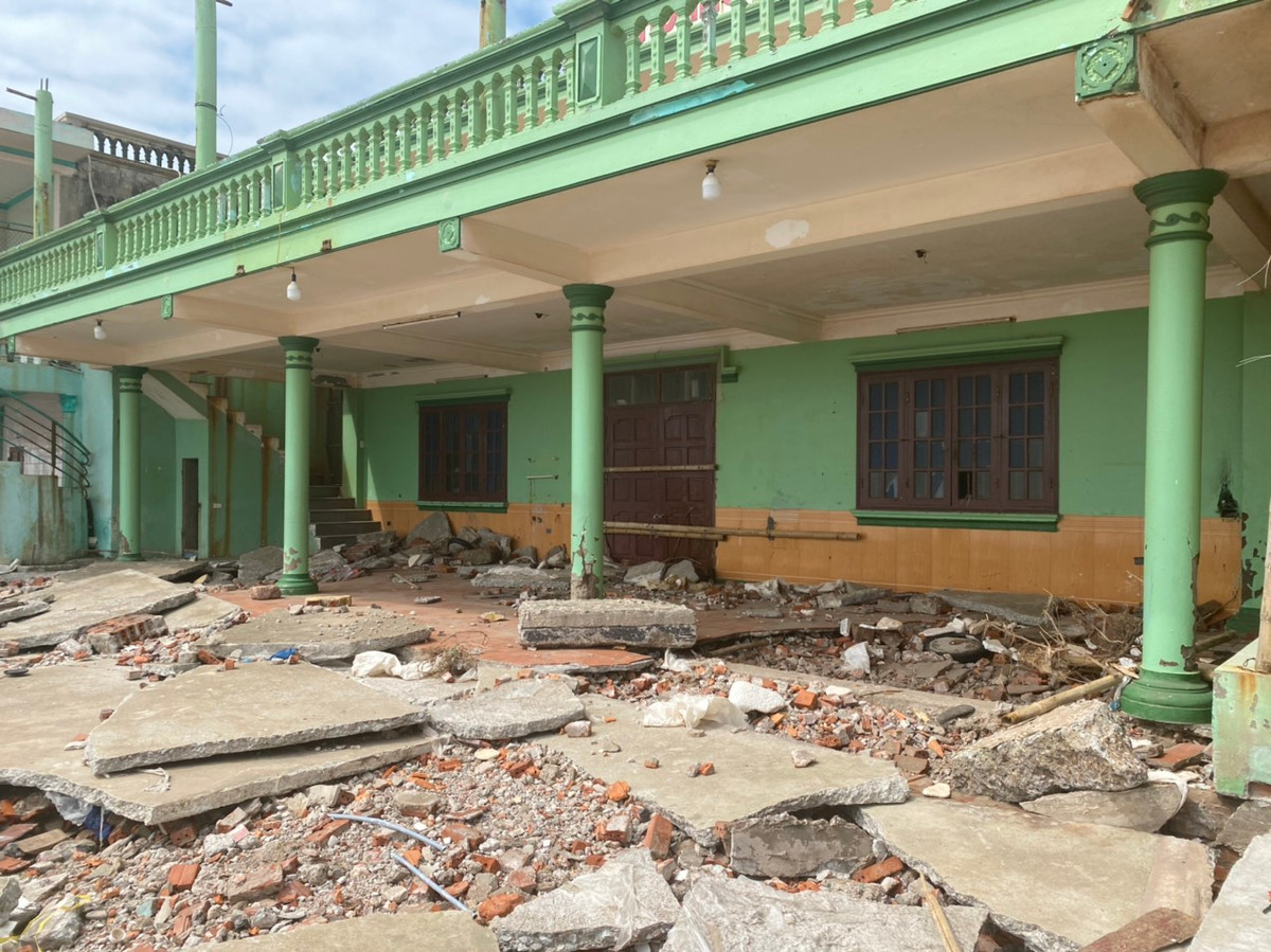 Trái ngược với cảnh tấp nập du khách như những năm trước, giờ đây khu du lịch biển Thịnh Long rơi vào cảnh hoang tàn, không dịch vụ, thưa vắng người.