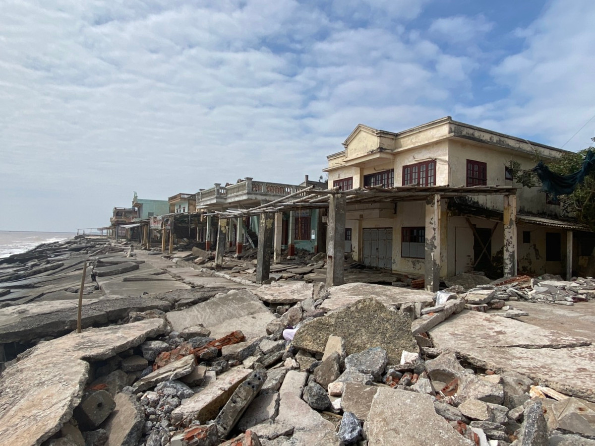 Một số hạng mục như cửa ra vào, cầu thang, sân, bãi đỗ xe của các nhà hàng cũng bị hư hỏng nặng.