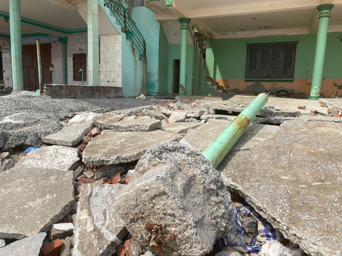 Người dân tại đây vô cùng lo lắng bởi nếu bờ kè không được nâng cấp kiên cố sớm thì toàn bộ tài sản của người dân có nguy cơ bị sóng cuốn ra biển.