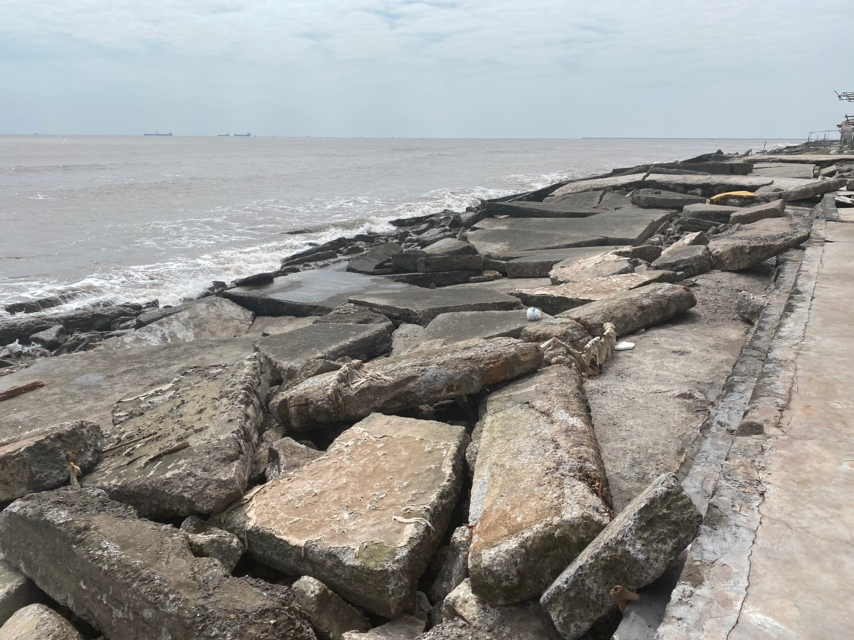 Tìm hiểu của PV Báo Tri thức và Cuộc sống, tuyến kè khu du lịch biển Thịnh Long dài gần 2 km, phục vụ mục đích du lịch, bảo vệ các ki ốt, nhà hàng, hệ thống hạ tầng khu du lịch này. Hệ thống kè còn góp phần bảo vệ tuyến đê biển Thịnh Long cách đó khoảng 200 m.