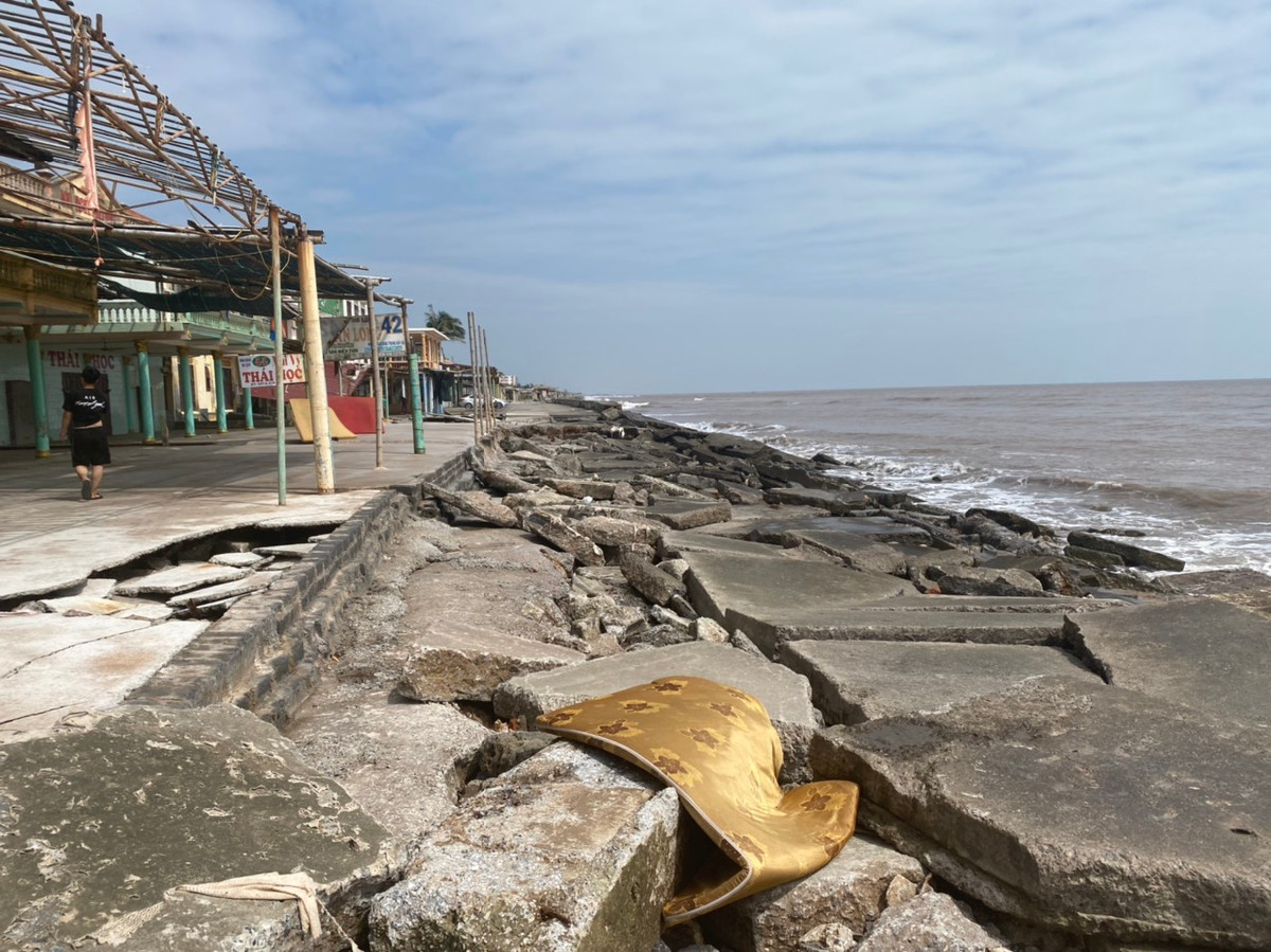 Toàn bộ bức tường chắn sóng trên tuyến kè bị đứt gãy, sạt lở. Những mảng bê tông lớn bị sóng hất văng lên khu vực đường bê tông sát biển và vào khuôn viên các cơ sở kinh doanh dịch vụ du lịch.