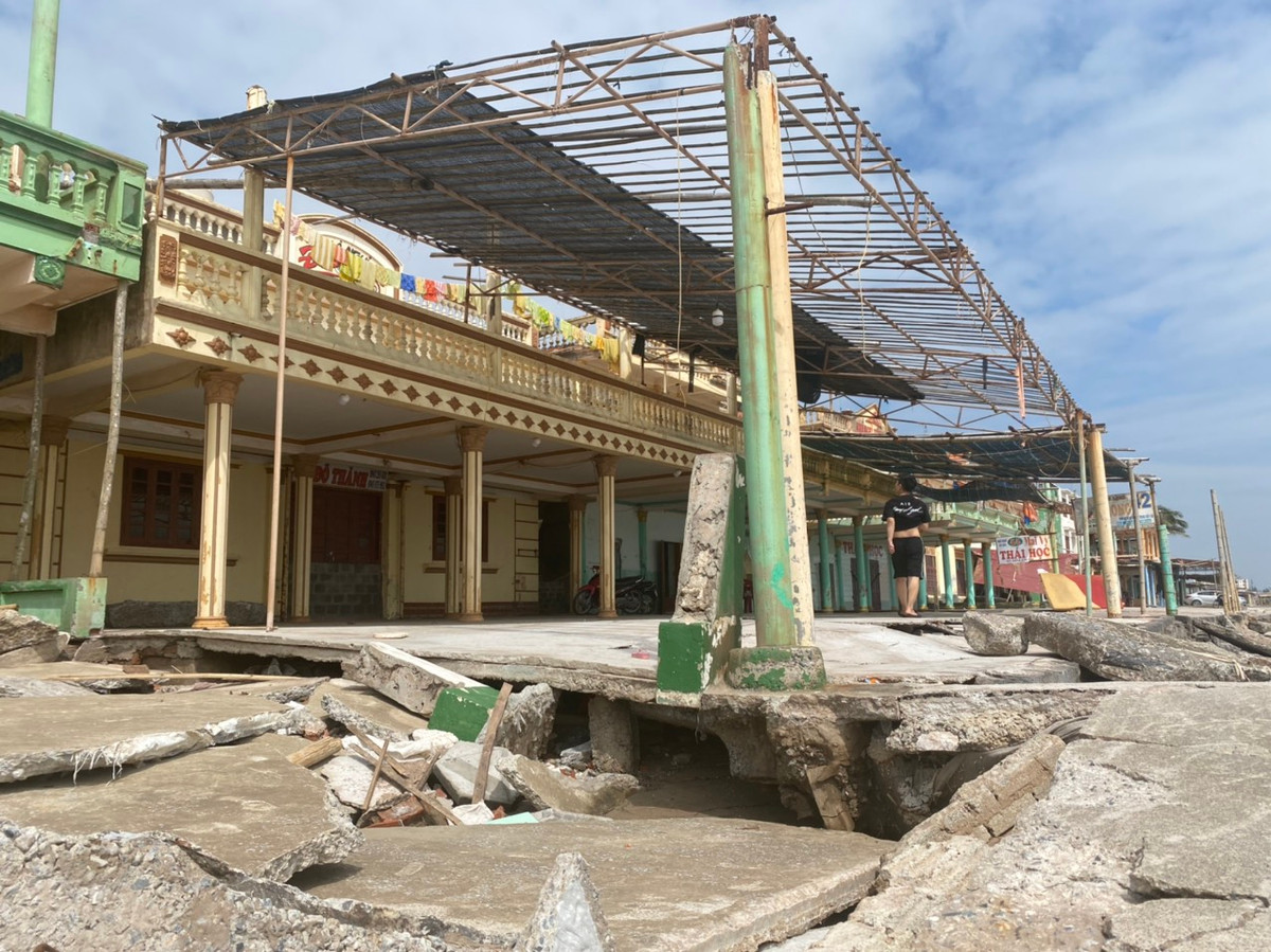 Phần mái của các nhà hàng ăn, nghỉ ven biển lợp bằng fibro xi măng, tôn bị thổi bay chỉ còn lại khung sắt.