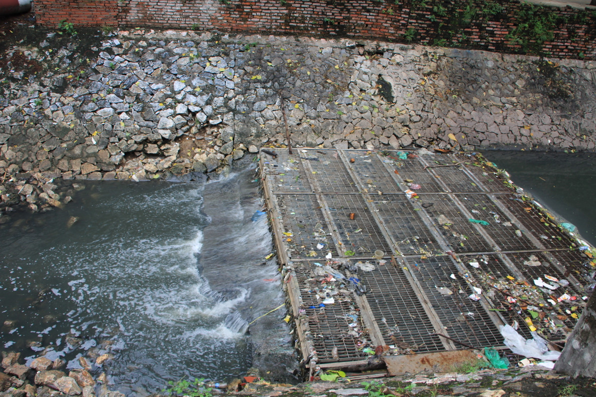 Đây cũng là nơi mà người dân tranh thủ bắt được hàng tạ cá trên sông Tô Lịch vào sáng 13/10 sau khi có mưa lớn và nước Hồ Tây chảy vào.
