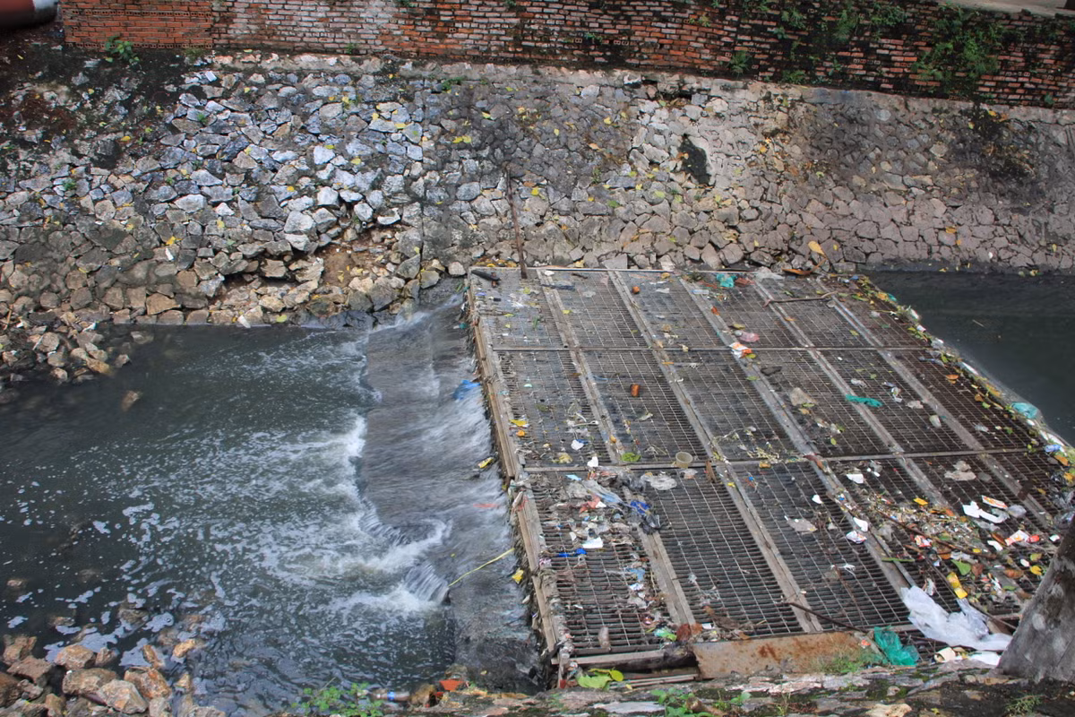 Đây cũng là nơi mà người dân tranh thủ bắt được hàng tạ cá trên sông Tô Lịch vào sáng 13/10 sau khi có mưa lớn và nước Hồ Tây chảy vào.