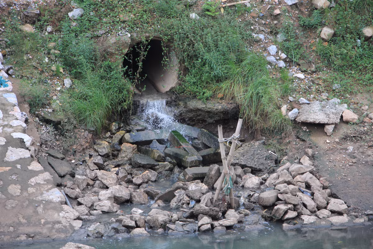 Các cống nước xả thải sinh hoạt vẫn liên tục xa thẳng ra sông.