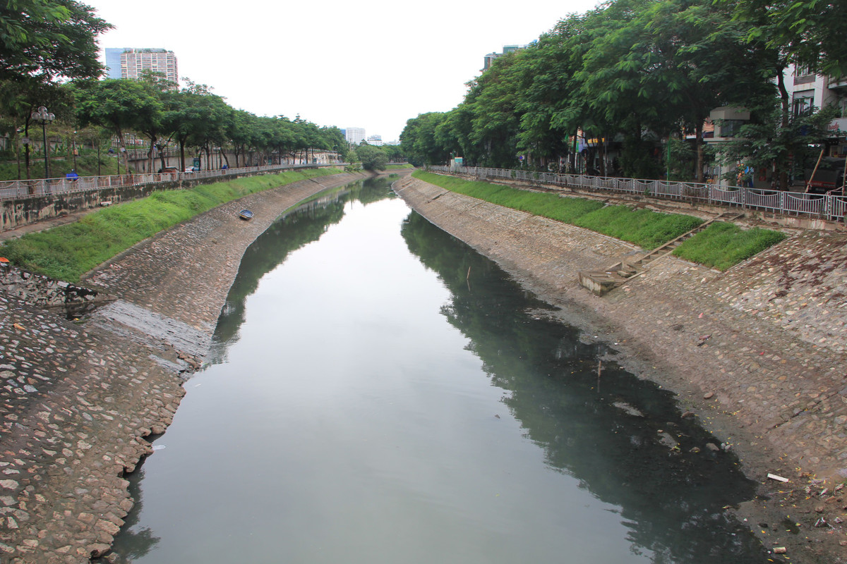 Sông Tô Lịch đóng vai trò quan trọng trong việc tiêu thoát nước cũng như cảnh quan cho TP. Hà Nội tuy nhiên vẫn luôn bị ô nhiễm dù chính quyền thành phố đã có nhiều phương án khắc phục nhưng không hiệu quả.