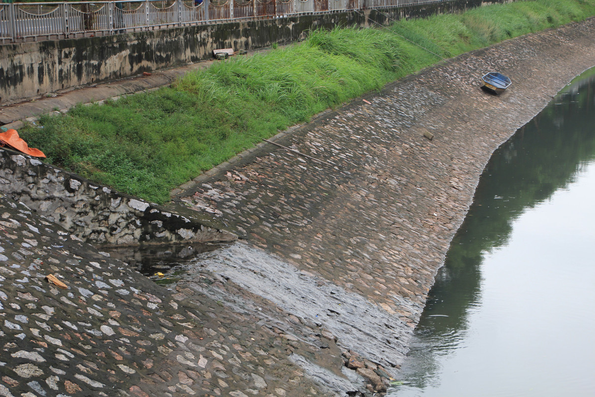 Các cống nước thải chưa qua xử lý đổ thẳng ra sông làm tăng thêm phần ô nhiễm.