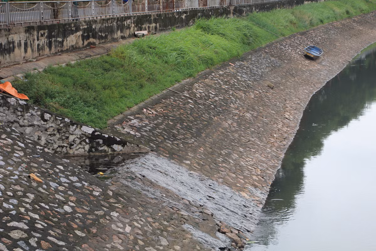 Các cống nước thải chưa qua xử lý đổ thẳng ra sông làm tăng thêm phần ô nhiễm.