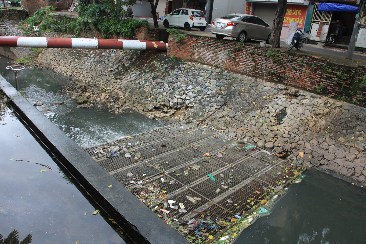Hệ thống lọc nước sông Tô Lịch bị ùn ứ rác thải.