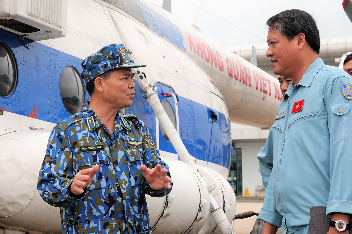 Người vừa được Bộ Công an trao quyết định Trung đoàn trưởng Trung đoàn đặc biệt trên chính là đại tá quân đội Nguyễn Ngọc Trung, nguyên Trung đoàn trưởng Trung đoàn 930, Sư đoàn 372, Quân chủng Phòng không - Không quân (bên phải).