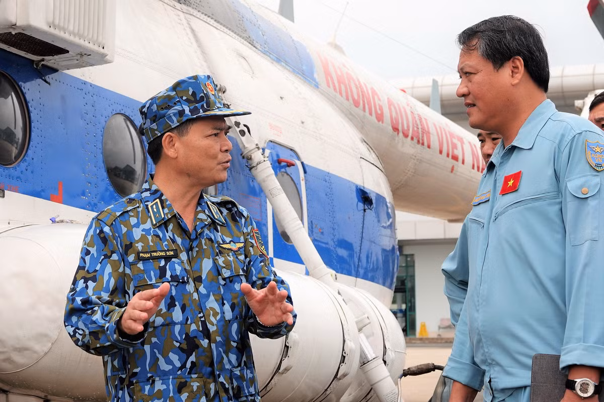 Người vừa được Bộ Công an trao quyết định Trung đoàn trưởng Trung đoàn đặc biệt trên chính là đại tá quân đội Nguyễn Ngọc Trung, nguyên Trung đoàn trưởng Trung đoàn 930, Sư đoàn 372, Quân chủng Phòng không - Không quân (bên phải).