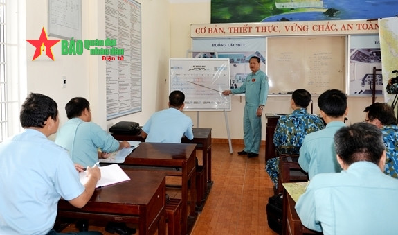 Đại tá Nguyễn Ngọc Trung trên giảng đường.