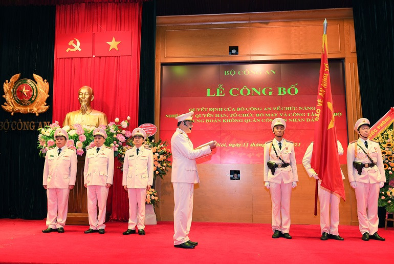 Dưới lá cờ vinh quang của Tổ quốc, đại tá Nguyễn Ngọc Trung, Trung đoàn trưởng Trung đoàn Không quân CAND và Ban Chỉ huy Trung đoàn đã tuyên thệ tuyệt đối trung thành với Đảng, Nhà nước và Nhân dân Việt Nam, suốt đời phấn đấu hy sinh vì độc lập, tự do, chủ quyền, thống nhất và toàn vẹn lãnh thổ, vì an ninh Tổ quốc...