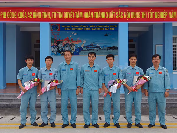 Đại tá Nguyễn Ngọc Trung là người trực tiếp đào tạo, tập huấn cho các chiến sĩ đáp ứng yêu cầu nhiệm vụ sẵn sàng chiến đấu, cứu hộ, cứu nạn với các bài bay khó, phức tạp, nhất là huấn luyện bay trên biển, cất, hạ cánh trên đảo trong điều kiện ban ngày, ban đêm với các địa hình, thời tiết khác nhau.