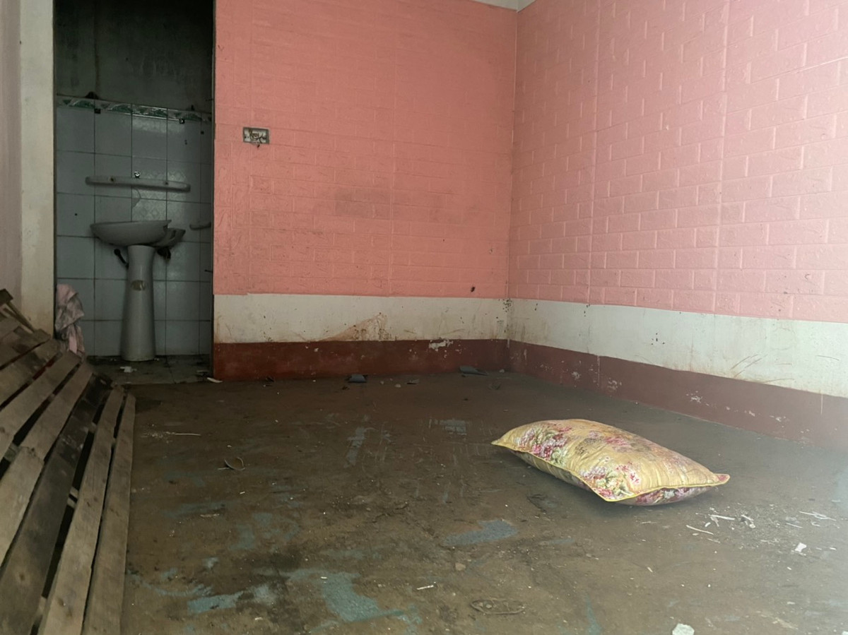 Bên trong căn phòng ẩm thấp, bám mốc vẫn đậm mùi ngai ngái của nước xịt phòng lâu ngày.