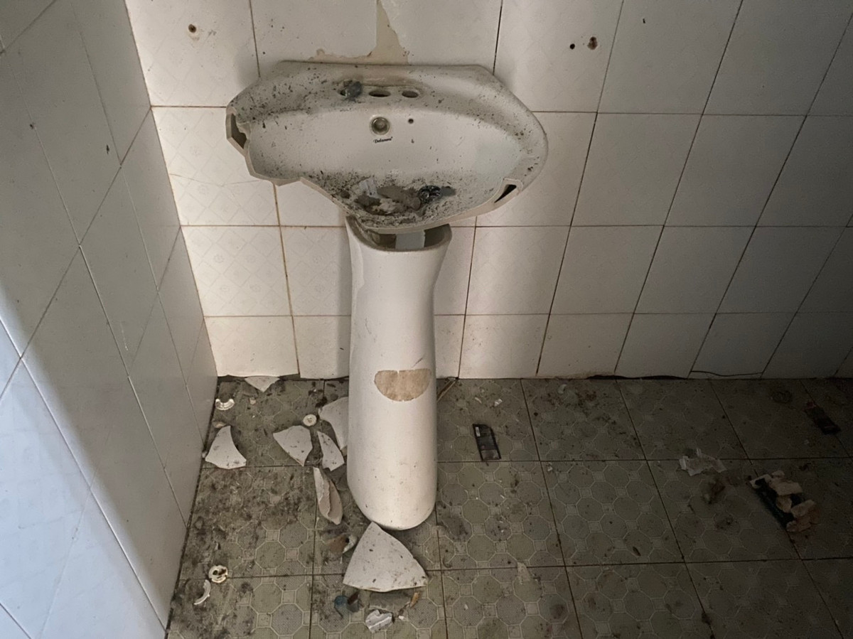 Hầu hết đồ đạc trong phòng đều bị hư hỏng, phá bỏ.