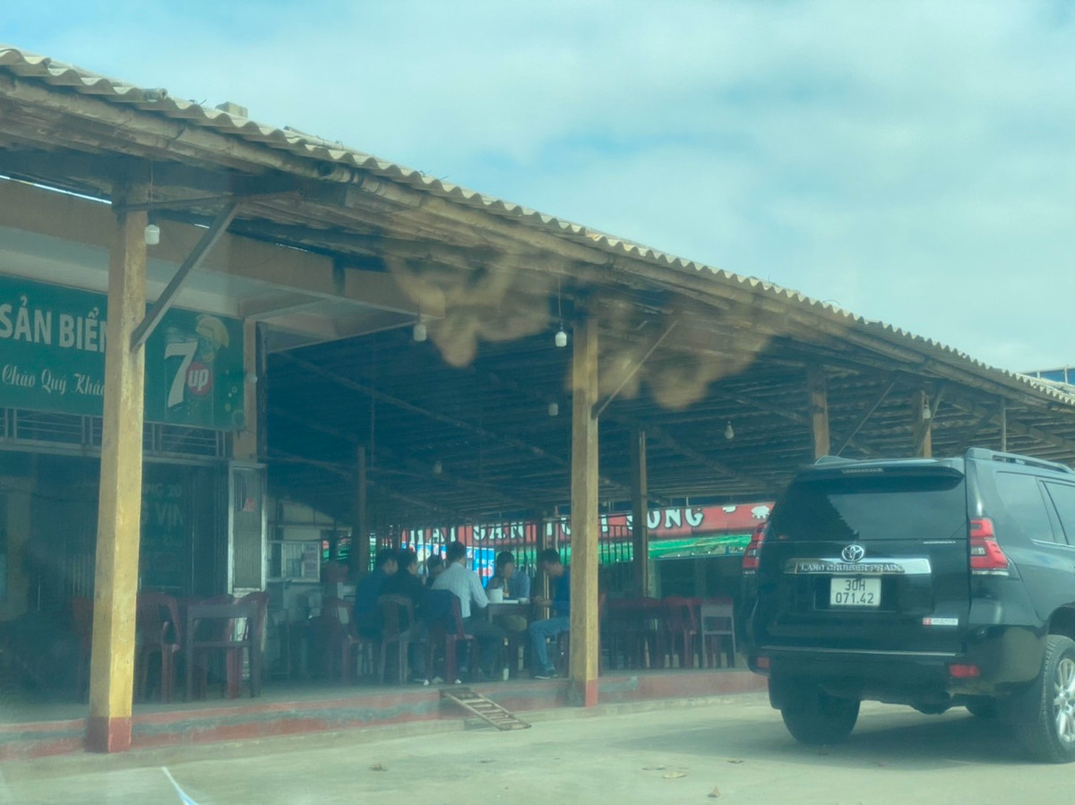 Thậm chí, tranh thủ ngồi ăn uống tại một ki ốt chưa hoàn trả mặt bằng.