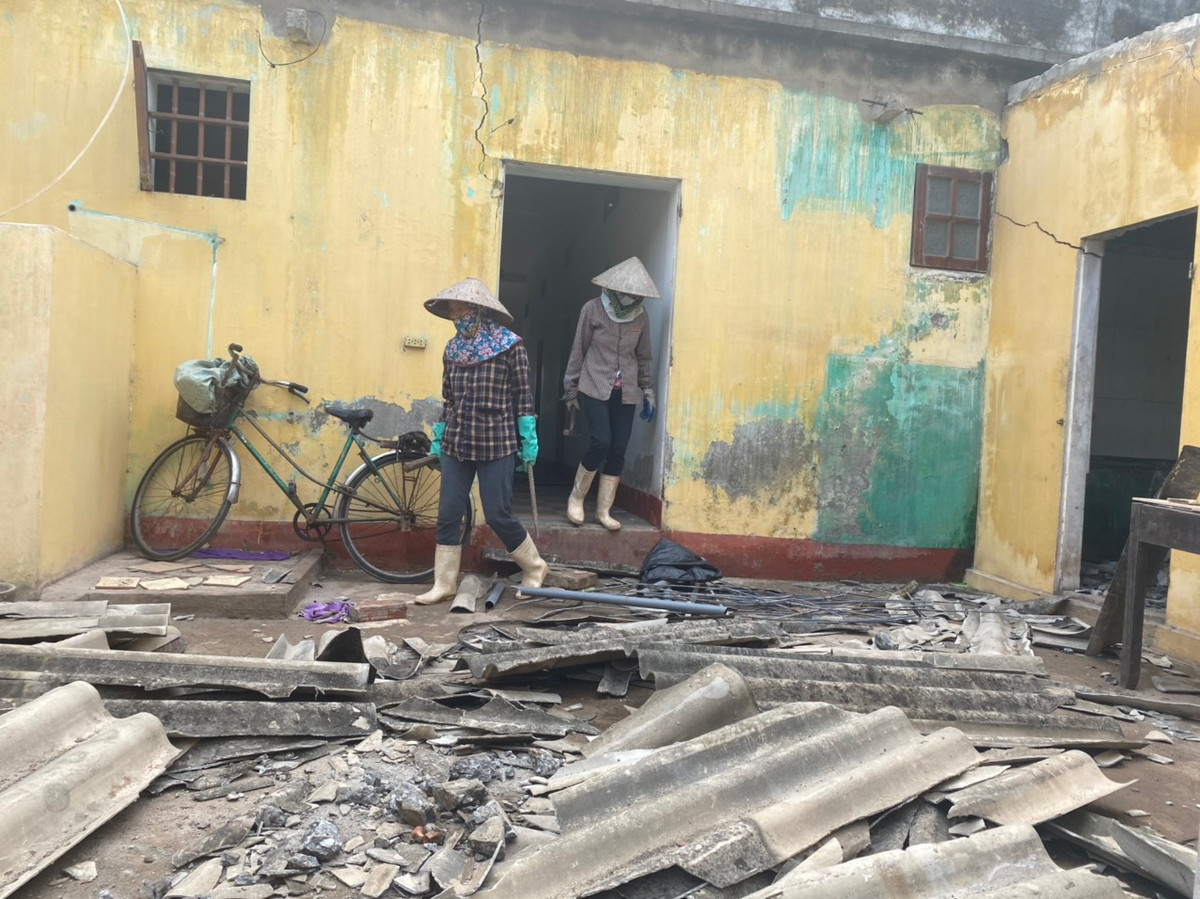 Việc phá dỡ ki ốt cũng đã tạo nguồn thu cho những người "ve chai".