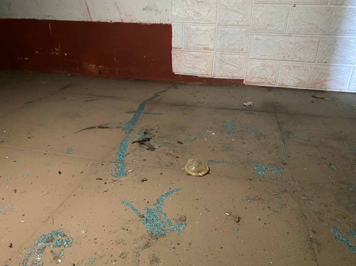 Tại các căn phòng này vẫn còn lưu lại bao cao su, giấy vệ sinh, nước xịt phòng...