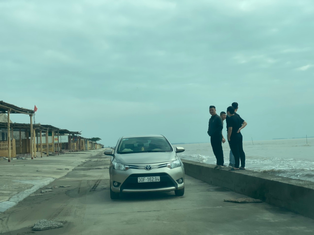 Mặc dù các ki ốt phục vụ ăn uống, ngủ nghỉ ở Quất Lâm đã dừng hoạt động, diễn biến dịch COVID-19 phức tạp nhưng vẫn có một số du khách từ các các địa phương khác đến Quất Lâm để ngắm cảnh.