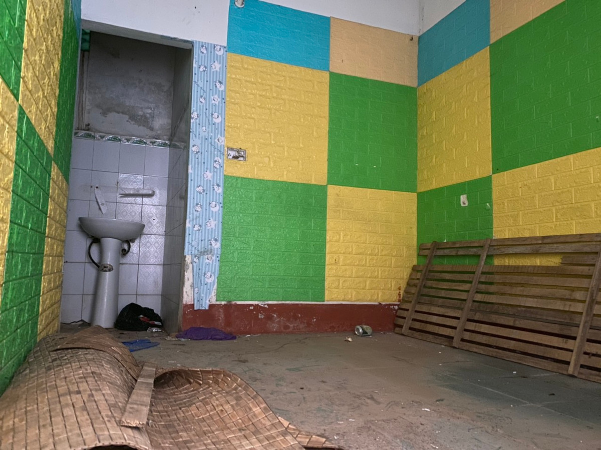 Mỗi căn phòng trong ki ốt chỉ rộng khoảng 10m2, đủ để đặt một chiếc giường và nhà vệ sinh khép kín.