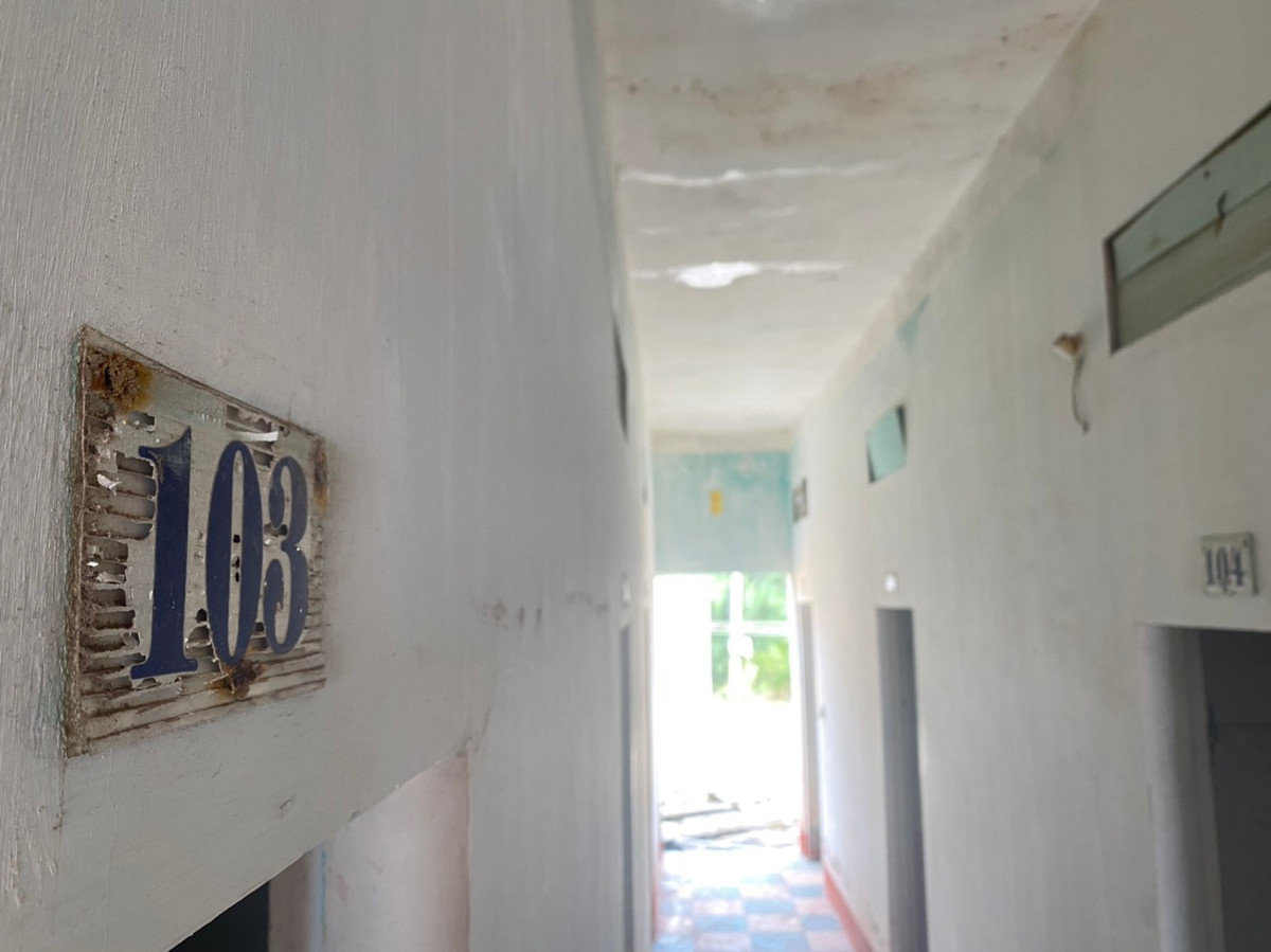 Các ki ốt bị bỏ hoang, chờ phá dỡ tạo ra cảnh tượng "lạnh người".