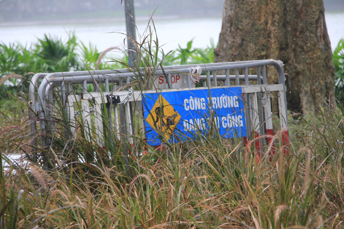 Những hàng rào chắn do để lâu ngày nên đã bị cỏ dại mọc bao phủ.