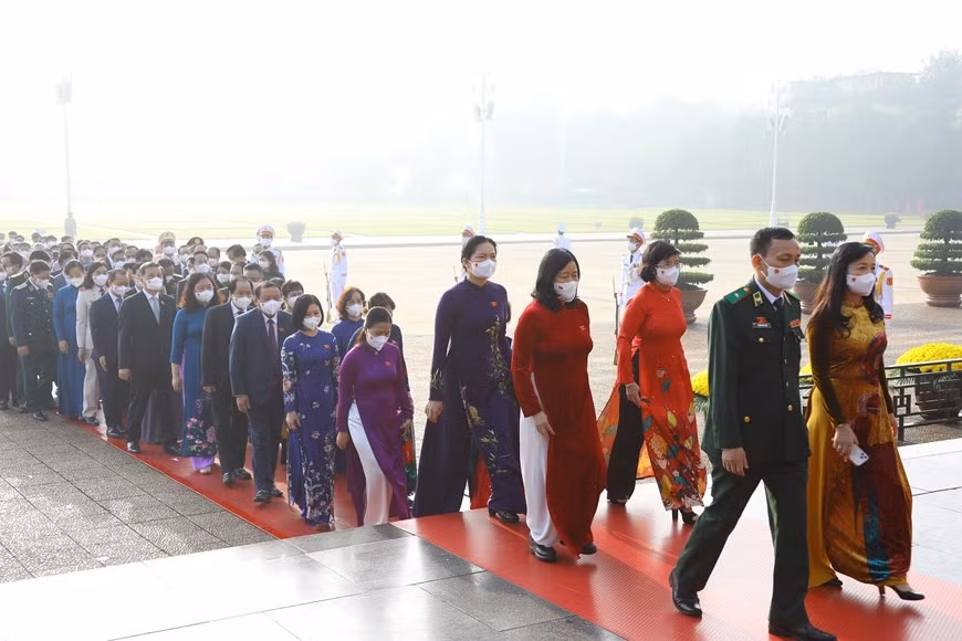 Kết thúc lễ viếng, các đại biểu trở về Nhà Quốc hội dự Lễ khai mạc Kỳ họp thứ 2 Quốc hội khóa XV diễn ra lúc 9h sáng cùng ngày tại Phòng họp Diên Hồng, Nhà Quốc hội, Thủ đô Hà Nội.