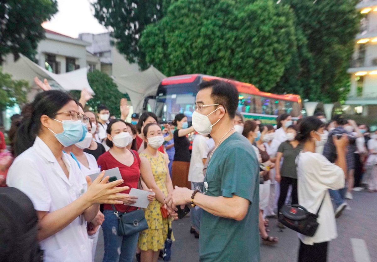 Tháng 7/2021, ông Nguyễn Quang Tuấn dẫn đầu đoàn y, bác sĩ Bệnh viện Bạch Mai vào chi viện cho TP.HCM chống dịch COVID-19.