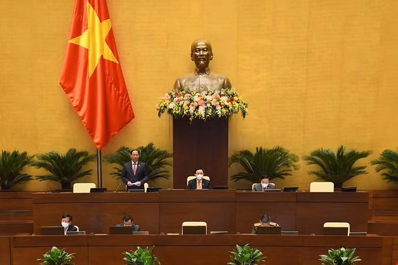 Co nen trang bi tau bay, tau bien cho canh sat co dong?