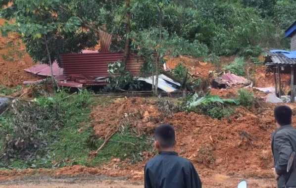  Sạt lở đất làm sập nhà, 4 người thương vong: Tại xóm Tát, xã Tân Minh, huyện Đà Bắc, tỉnh Hòa Bình xảy ra vụ sạt lở đất, vùi lấp, làm sập hoàn toàn ngôi nhà xây bán kiên cố. Do đang ngủ, ngôi nhà bất ngờ đổ sập, những người trong gia đình không kịp chạy ra ngoài, khiến ông San tử vong, 3 người khác là bà Xa Thị Dừn (vợ ông San) và chị Nguyễn Thị Hoa (con dâu ông San), cháu Lò Thị Lệ (cháu nội ông San) bị thương nhẹ.