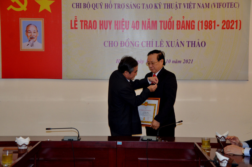 Lien hiep Hoi Viet Nam trao Huy hieu 40 nam tuoi Dang cho TS. Le Xuan Thao-Hinh-2